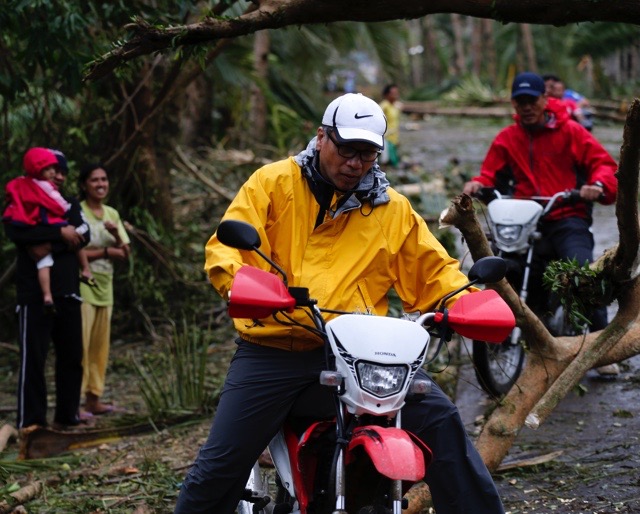 'HE DID HIS JOB.’ Interior Secretary Mar Roxas rides a motorcycle during an inspection of the damages in Eastern Samar on December 7, 2014. File photo by Francis Malasig/EPA