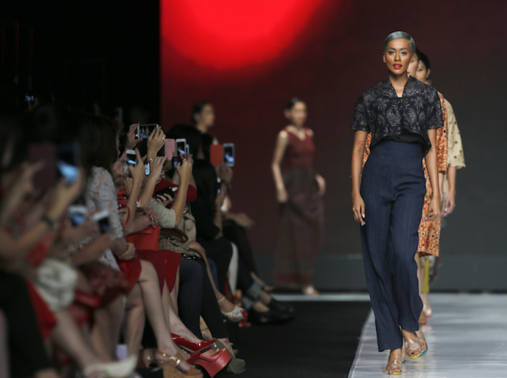 KOLEKSI LAWAS. Model memperagakan busana karya desainer Oscar Lawalata pada Jakarta Fashion Week, 22 Oktober 2013. Foto oleh Adi Weda/EPA