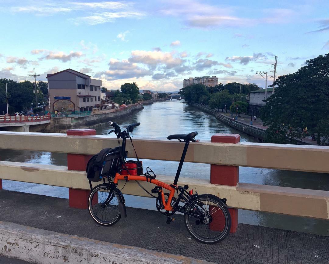FOLDING BIKE. The orange color of Pelicano's Brompton folding bike makes him visible in his daily commute, with some bikers even asking on the TSP Facebook group whose bike was it. Photo courtesy of Pelicano 