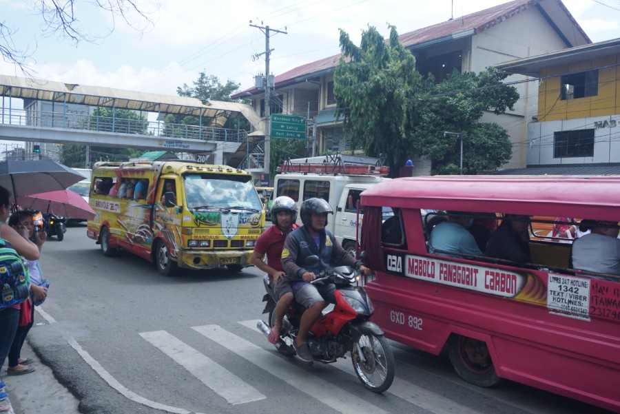 CEBU TRAFFIC. Cebu City's lack of mass transportation is a concern that Mayor Edgar Labella says is a priority for his administration. He supports an 'intermodal' mass transportation system. Photo by Ryan Macasero/Rappler