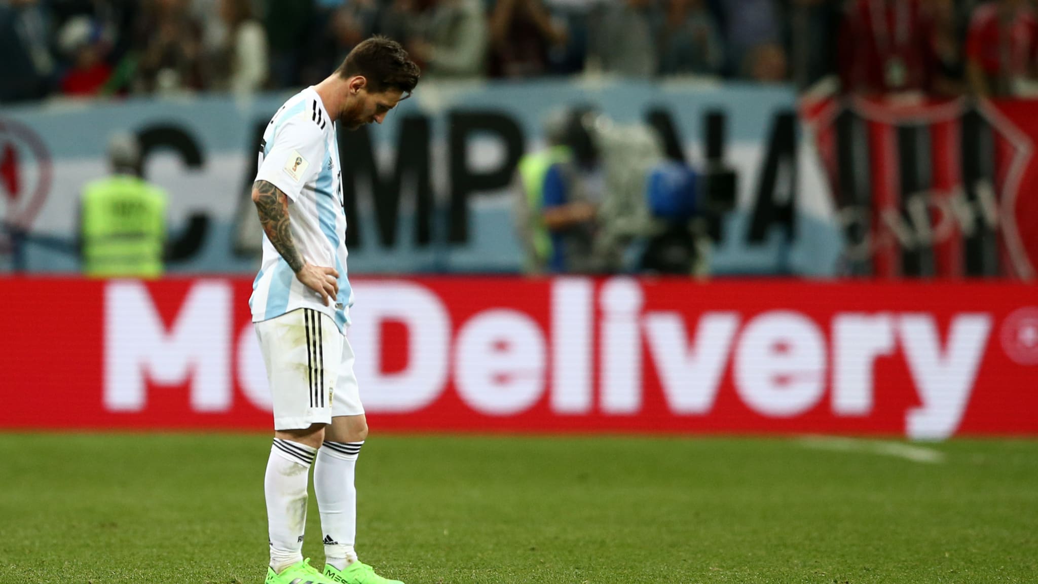 LESU. Lionel Messi hanya bisa tertunduk lesu usai Argentina kalah dari Kroasia. Foto dari FIFA.com 