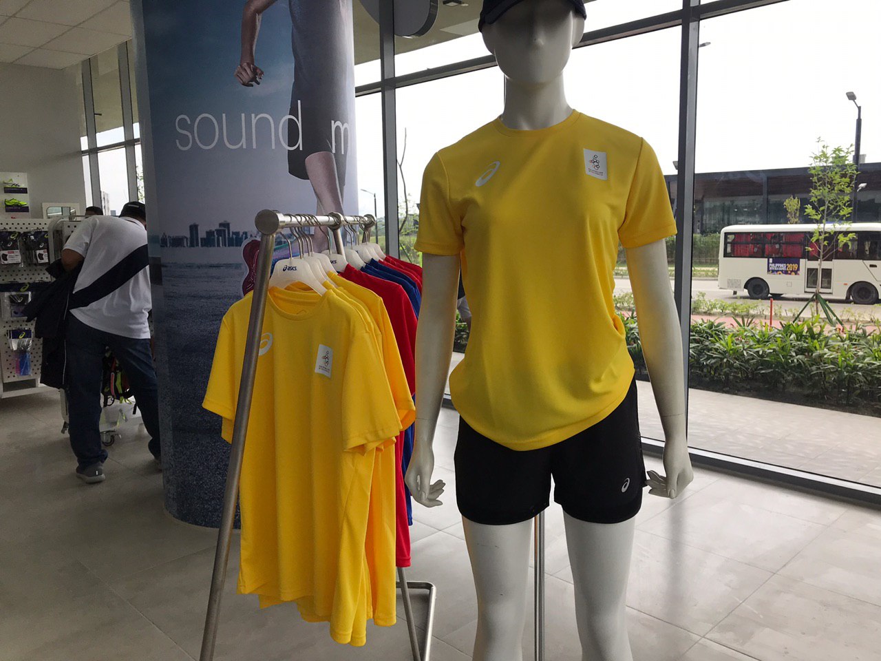 SIMPLE. The Asics dri-fit shirt comes in yellow, red and blue. Photo by Beatrice Go/Rappler  
