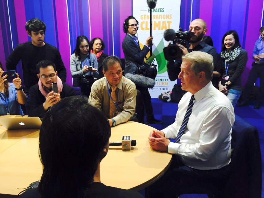INCONVENIENT TRUTH. Former US Vice President and Climate Reality Project chairman Al Gore talks to Filipinos on the sidelines of the climate conference in Paris on  December 8. Photo from Dean Tony La Viña's Facebook page 