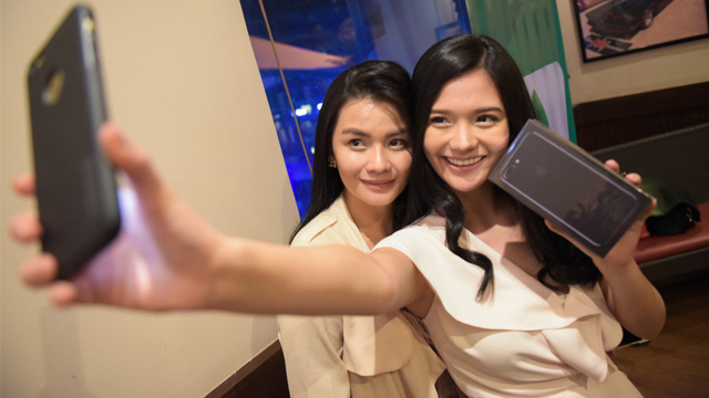 Vern and Verniece Enciso take a selfie with the new iPhone 7 Plus. Photo by Alecs Ongcal/Rappler 