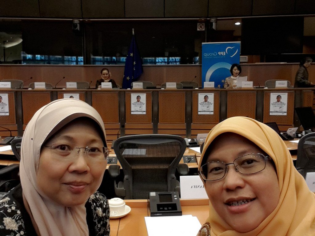 Ledia Hanifa (kanan) bersama rekannya Fuziah Salleh (kiri) saat menghadiri Europe People's Party Public Hearing di European Parliament, Brussels, Belgia. Foto dari Twitter/@lediahanifa 