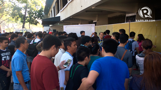 LONG LINES. Students and parents line up to see the results of the Ateneo College Entrance Test for school year 2015-2016. Photo by Jee Geronimo/Rappler