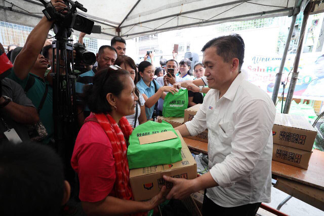 'NAGKATAON LANG.' Secretary Bong Go hands over his private donations combined with DSWD relief goods to victims of a recent Sampaloc, Manila fire. Photo from Bong GO-ma Facebook page
