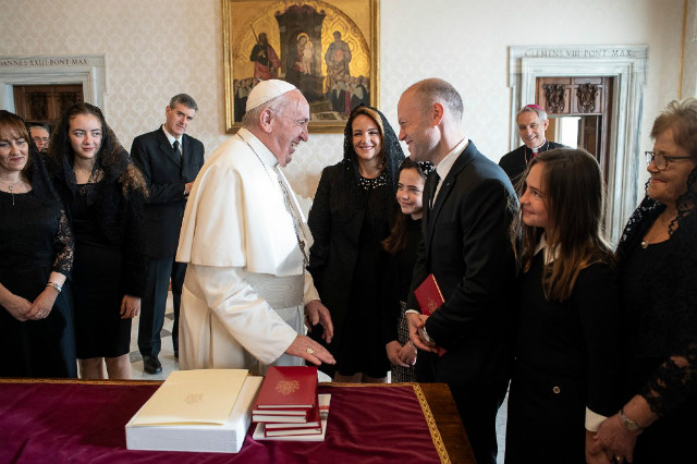 MEETING. This photo taken and handout on December 7, 2019 by the Vatican Media shows Pope Francis (C) holding a private audience with Malta's Prime Minister Joseph Muscat (3rdR) and his family at the Vatican. Handout photo/Vatican Media/AFP 