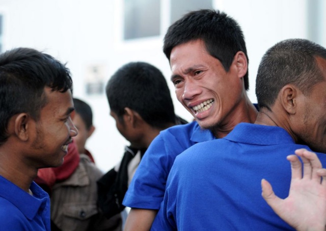 LEPAS HARU. Salah satu ABK Naham 3 asal Indonesia, Sudirman (tengah) memeluk rekannya karena terharu dan tidak percaya bisa terbebas dari perompak Somalia setelah disekap selama hampir 5 tahun. Foto oleh Kementerian Luar Negeri 