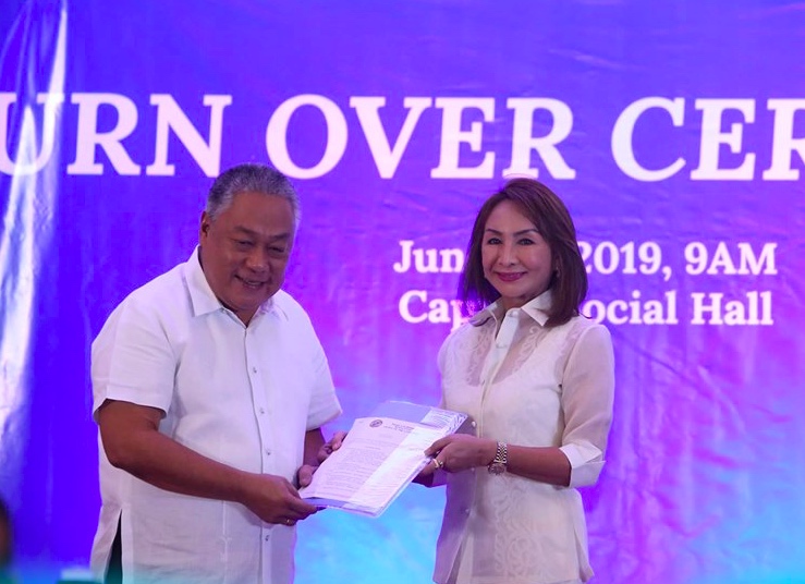 PRIORITIES. Newly-installed Cebu Governor Gwendolyn Garcia orders a stop to the pet project of her predecessor and now Vice Governor Hilario Davide III. Photo from Garcia's Facebook 