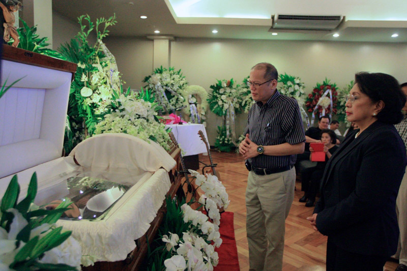  President Benigno S. Aquino III offers prayers before the remains of the late Umberto Morales, son of Ombudsman Conchita Carpio-Morales at the Heritage Park in Taguig City on Monday (October 12). Photo by Benjie Basug/Malacañang Photo Bureau 