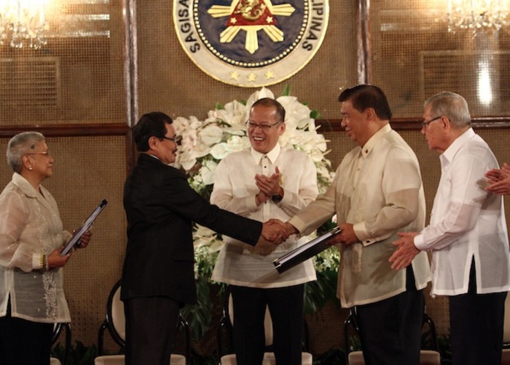 LEGISLATIVE MILL. President Benigno S. Aquino lll witnesses the hand over of the draft Bangsamoro Basic Law by Bangsamoro Transition Commission Chairman Mohagher Iqbal and Secretary Teresita Quintos-Deles to Speaker of the House Feliciano Belmonte and Senate President Franklin Drilon during the turnover ceremony at Rizal Hall in Malacañan Palace, September 10, 2014. Photo by Rey Baniquet/NIB/Malacañang Photo Bureau