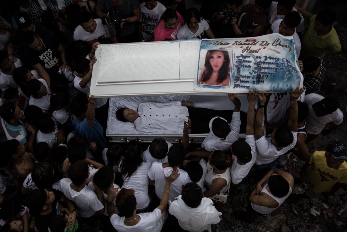NAVOTAS. The burial of Heart de Chavez. Photo by Carlo Gabuco / Rappler 