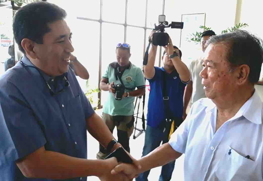 NEW GOVERNOR. Newly-installed Negros Oriental Governor Edward Mark Macias (left) greets Negros Occidental Governor Alfredo Marañon Jr during the latter's birthday celebration in Sagay City on December 21, 2017. Photo by Marchel Espina/Rappler 
