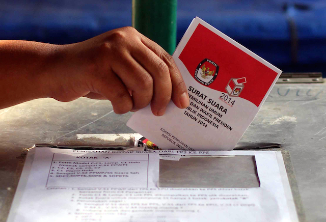 Pemilih menggunakan hak pilihnya dalam Pemilihan Umum Presiden dan Wakil Presiden, 9 Juli 2014. Foto oleh Dhana Kencana/EPA