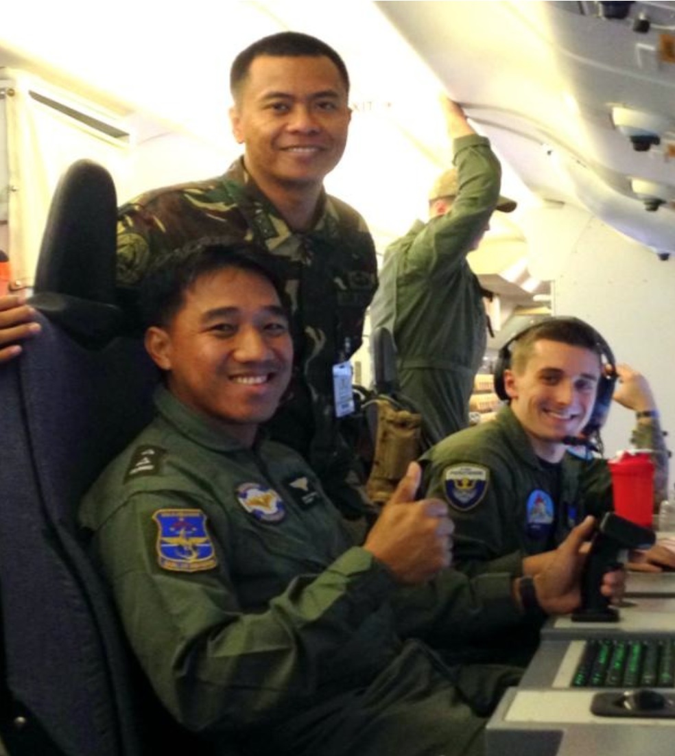 BILATERAL PATROL MISSION: Pilots of the Philippine military are shown the electro-optical camera of the P-8A Poseidon. US Navy photo