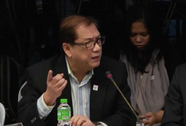 THE ACCUSED. Dr Francis Cruz, who now faces a libel complaint, faced senators probing the Dengvaxia controversy on December 13, 2017. Screenshot by Rappler 