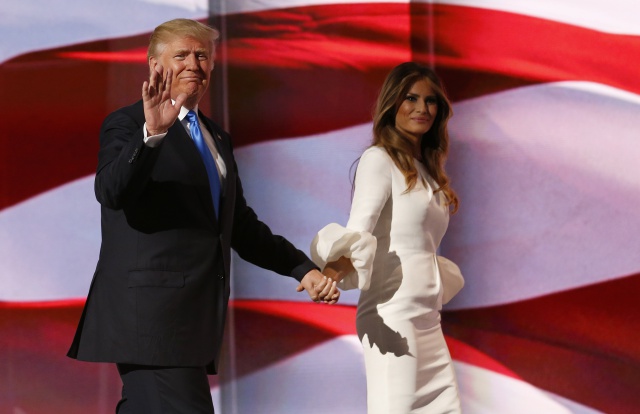 JIPLAK PIDATO? Penulis pidato yang sudah bekerja sejak lama dengan Donald Trump memutuskan mengundurkan diri pasca muncul tudingan pidato yang dibacakan Melania Trump pada Konvensi Nasional Partai Republik Selasa, 18 Juli menjiplak pidato Michelle Obama tahun 2008 silam. Foto oleh Michael Reynolds/EPA 