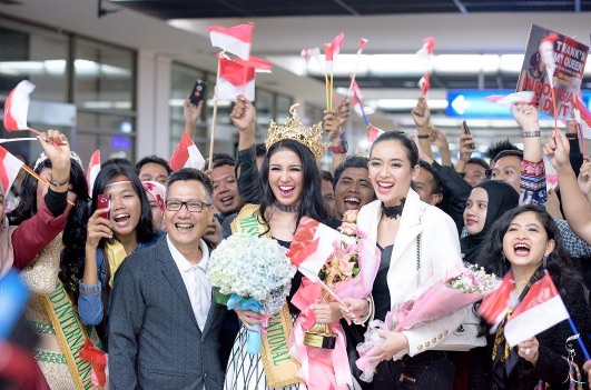 Ariska Putri Pertiwi disambut para penggemarnya saat tiba di Bandara Soekarno Hatta, Minggu, 20 November. Foto dari Instagram/@missgrandinternational 