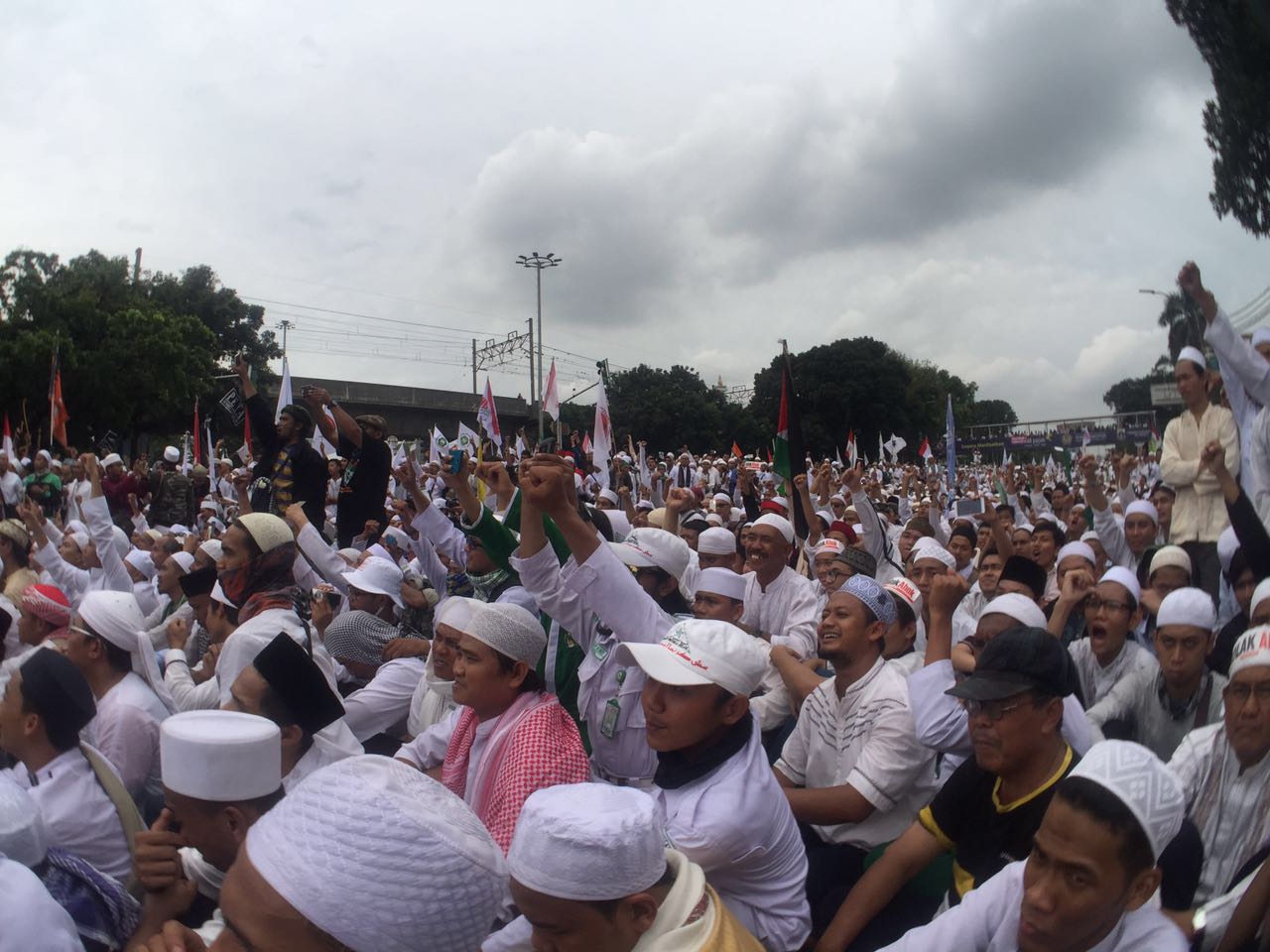 Ribuan pengunjuk rasa memprotes Gubernur DKI Jakarta Basuki Tjahaja Purnama atas ucapannya tentang ayat suci. Foto oleh Zachary Lee/Rappler. 
