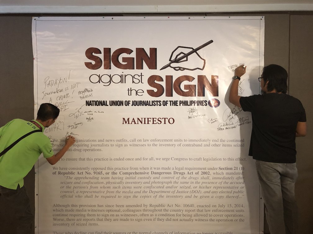 MANIFESTO. Representatives from media organizations and outlets affix their signatures on the 'Sign Against the Sign' manifesto to show support of the campaign. Photo by Samantha Bagayas/Rappler 
