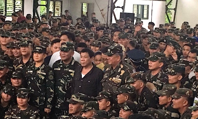 CAPIZ CAMP VISIT. President Rodrigo Duterte obliges a group shot with soldiers at Camp General Macario B. Peralta in Jamindan, Capiz, on August 5, 2016. Photo from PTV4 