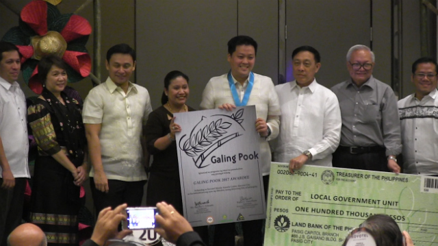 BEST PRACTICES. Valenzuela City Mayor Rex Gatchalian receives the 2017 Galing Pook Award for the city's Disiplina Village. Screenshot from Rappler 