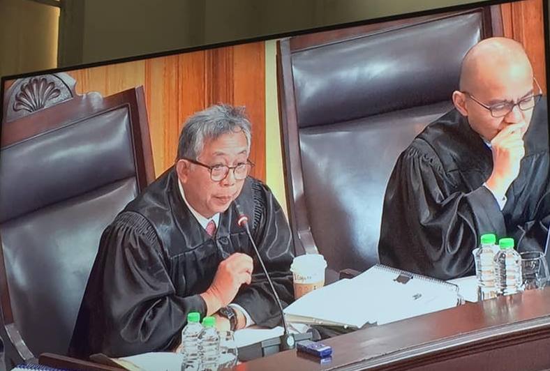 DISSENTERS. Supreme Court Associate Justices Marvic Leonen and Benjamin Caguioa (R-L) are the only two dissenters in the 11-2 win that upheld the legality of closing down Boracay island for 6 months. Photo by Lian Buan/Rappler 