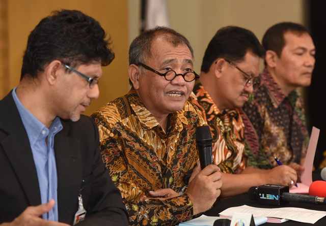 Ketua KPK Agus Rahardjo (kedua kiri) didampingi Wakil Ketua Laode Syarif (kiri) dan Saut Situmorang (kanan), Jamintel Kejaksaan Agung Adi Toegarisman (kedua kanan) memberikan keterangan pers mengenai operasi tangkap tangan (OTT) terkait dugaan suap Kejaksaan Tinggi DKI Jakarta di Gedung KPK, Jakarta, pada, 1 April. Foto oleh Akbar Nugroho Gumay/ANTARA  