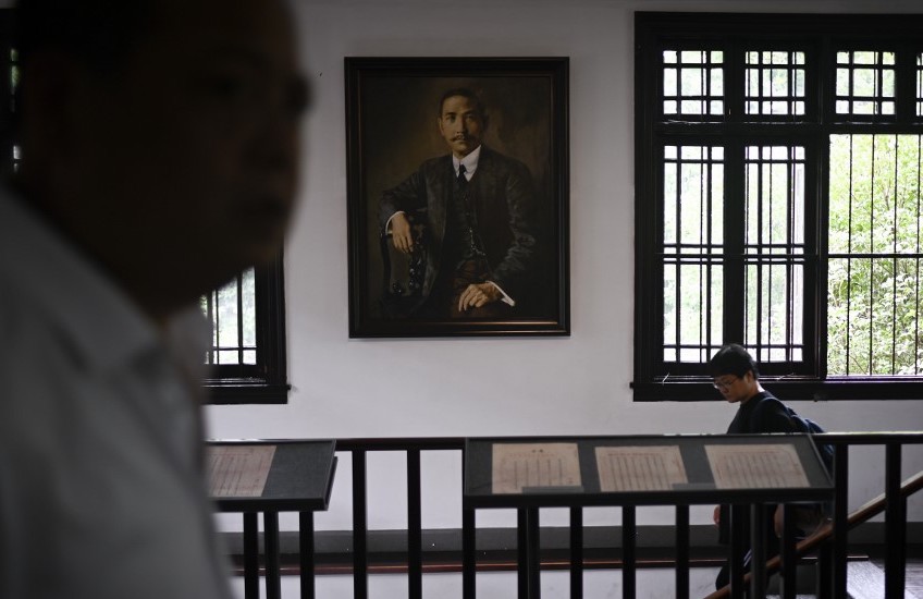 INCONVENIENT TRUTH. This picture taken on September 4, 2019 shows tourists walking past a portrait of nationalist leader Sun Yat-sen at the Nanjing Chinese modern history museum, which once housed the presidential palace of the Republic of China from 1927 to 1949. AFP Photo  