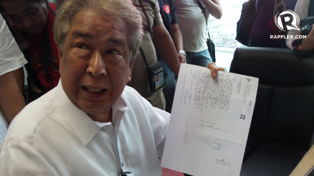 I'M INNOCENT. Manila 1st District Representative Amado Bagatsing shows reporters a letter from the TRC. Photo by Rappler