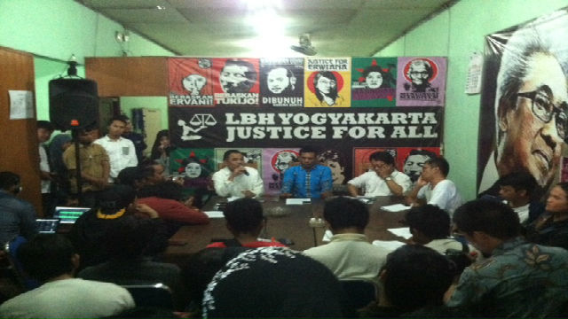 Perwakilan dari sejumlah penerbit dan sejumlah tokoh perbukuan membacakan maklumat buku sebagai perlawan terhadap razia 'buku kiri'. Foto: Wawa Kresna