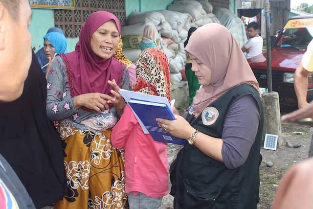 DISPLACED. Social workers from the provincial government of Lanao del Sur attend to the need of displaced families in Butig town after armed skirmishes between government forces and the Maute terror group. Photo courtesy of Jennie Tamano, Lanao del Sur PIO 