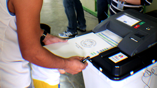 DEMO. A resident tries the vote-counting machines to be used for the 2019 polls. Photo by Boy Zabal 