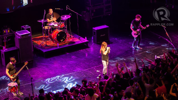 AGAINST THE CURRENT. The group performs before a huge crowd. Photo by Manman Dejeto/Rappler