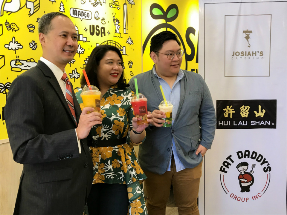 PINOY PRIDE. Josiah's Catering's Freshnaida Versoza (center) and Josh Versoza (right) poses a photo with William Chen, Hui Lau Shan's Hong Kong general manager and International development deputy general manager after sealing the deal to bring home their mango desserts to the Philippines.  