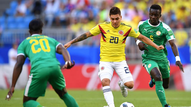 KETAT. Juan Quintero dari Kolombia dikawal dua pemain Senegal dengan ketat. Foto dari FIFA.com 
