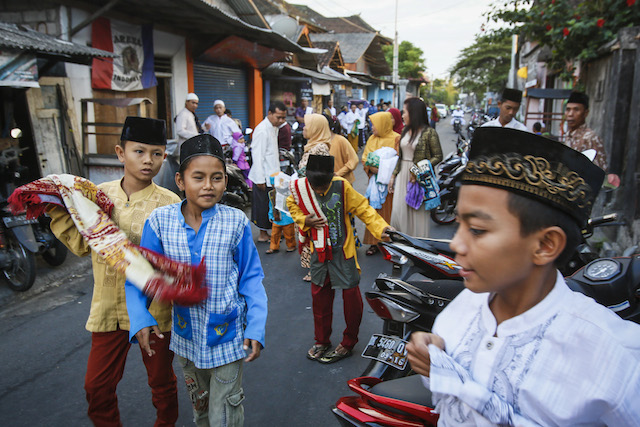 Anak-anak di Bali merayakan hari raya Idul Fitri pada 28 Juli 2014. Foto oleh EPA 