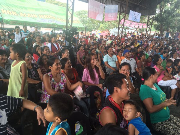 REACTION. People smile and laugh at some of her jokes. Photo by Camille Elemia/Rappler 