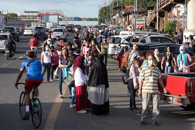 OUTBREAK. Passengers returning to work wait for augmentation buses along Commonwealth Avenue Quezon City on June 1, 2020, the first day of the general community quarantine in NCR. File photo by Darren Langit/Rappler 