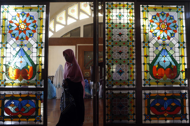 Seorang wanita hendak memasuki masjid untuk melaksanakan ibadah salat di sebuah masjid di Bogor, Jawa Barat, 2 Juli 2015. Foto oleh Adi Weda/EPA 