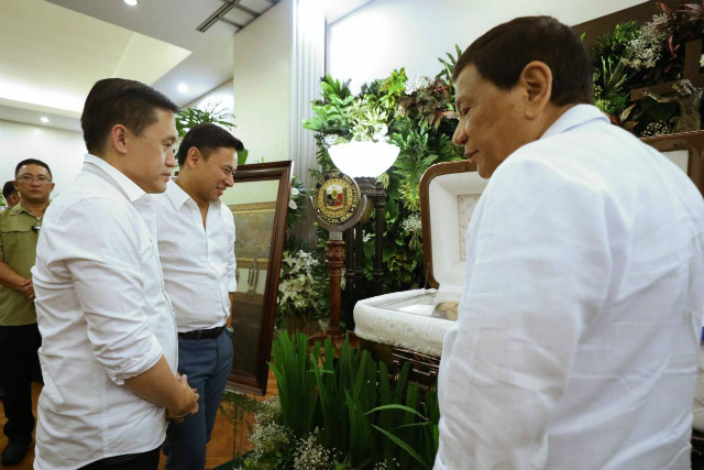 ANGARA'S WAKE. President Rodrigo Duterte visits the wake of his late special envoy to the EU, Edgardo Angara, past midnight on May 15, 2018. Malacañang photo 