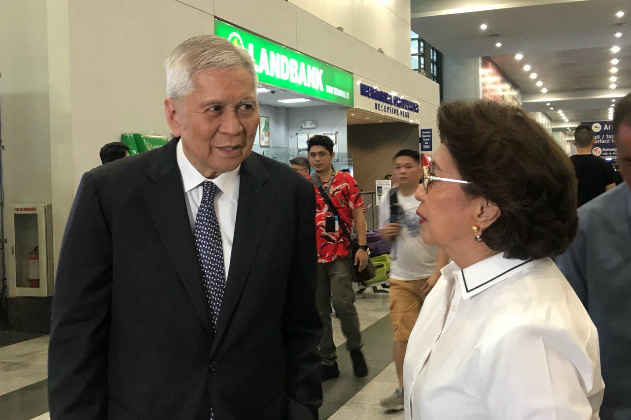 DEPORTED. Ex-Philippine foreign affairs chief Albert del Rosario talks to former ombudsman Conchita Carpio Morales after arriving from Hong Kong. Photo by Aika Rey/Rappler 