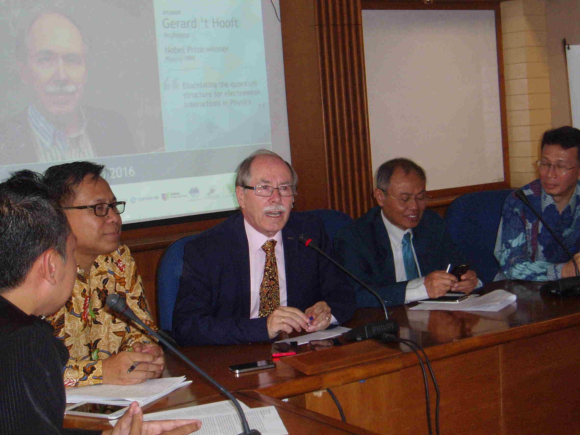 Peraih Nobel Fisika 1999 Gerard ât Hooft saat jumpa pers di Gedung Rektorat ITB, Jalan Taman Sari Kota Bandung, Senin (31/10). Foto oleh Yuli Saputra/Rappler 