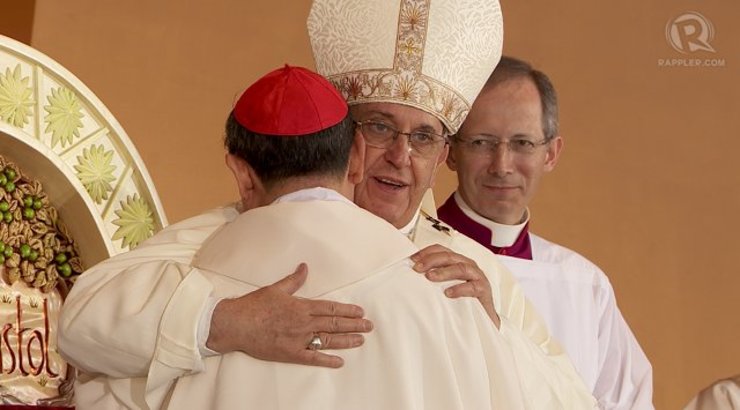 PERSONAL CONNECTION. Pope Francis hugs Manila Archbishop Luis Antonio Cardinal Tagle during the concluding Mass in Manila on January 18. Rappler photo 