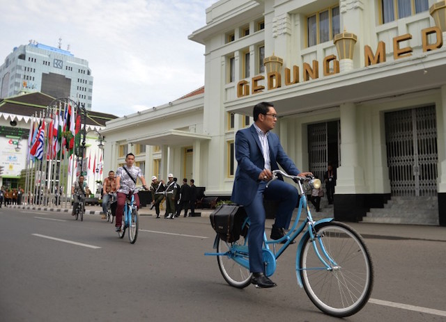 Walikota Bandung Ridwan Kamil bersepeda sambil menginspeksi persiapan Konferensi Asia Afrika pada 23 April 2015. Foto oleh Bay Ismoyo/AFP 