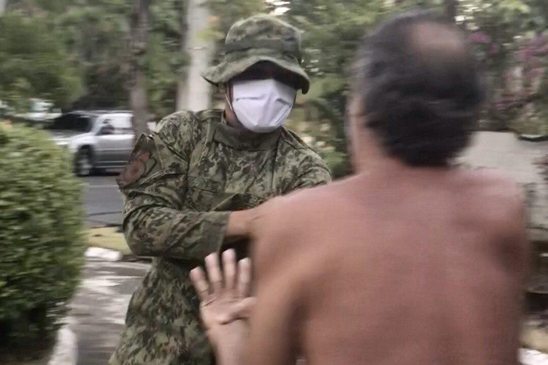ARREST. Senior Master Sergeant Roland Von Madrona attempts to arrest Javier Salvador Parra in Dasmariñas Village, Makati City. Rappler screenshot 