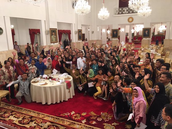 Jokowi saat bertemu dengan netizen di Istana Negara pada Desember 2015. Foto dari Twitter/@Jokowi 