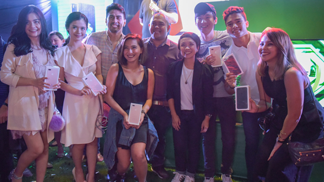 Smart Brand Head Kathy Carag (fourth from right) and Smart ambassadors celebrate the launch of the new Giga Plans paired with the new iPhone 7 in the Philippines last Friday. Photo by Alecs Ongcal/Rappler 