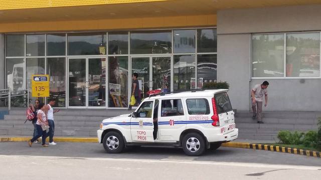 POLICE PATROLS. The Eastern Visayas Police Offices increases the visibility of cops in public places after the Davao blast. Photo by Jazmin Bonifacio/Rappler 